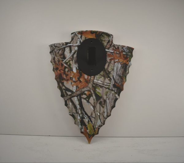 Arrowhead plaque with skull hanger in vista camo.